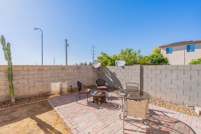 Building Photo - Spacious 4 Bed 2.5 Ba in Gated Community