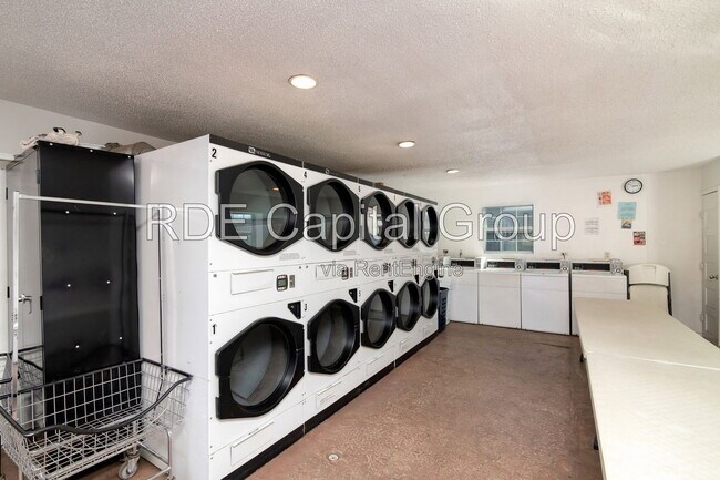 Building Photo - 7040 Glenview Dr