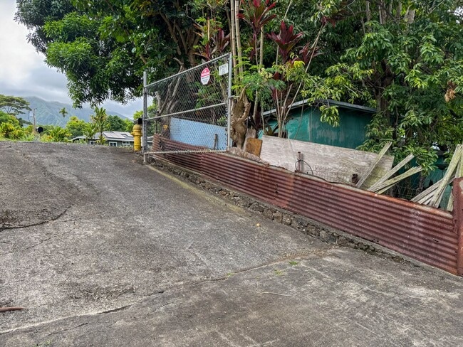 Building Photo - STUDIO/1BA/2PKG. High Ceilings, Shared Yar...