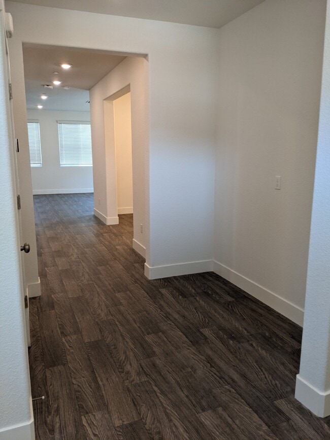 Building Photo - 2473 Pineda Dr