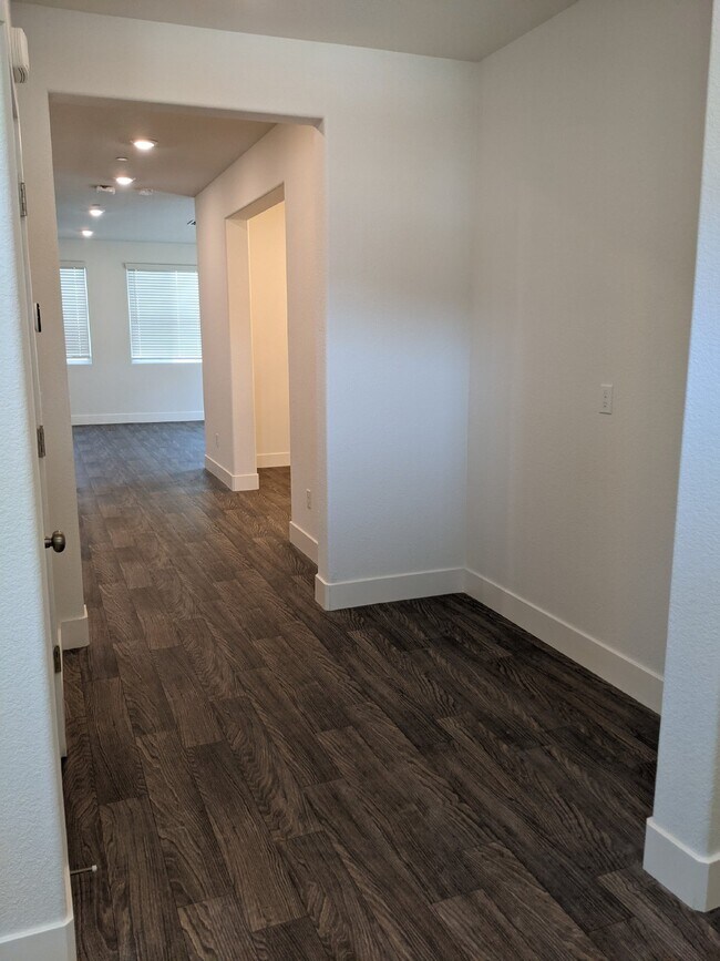 Building Photo - Prime location in Merced!