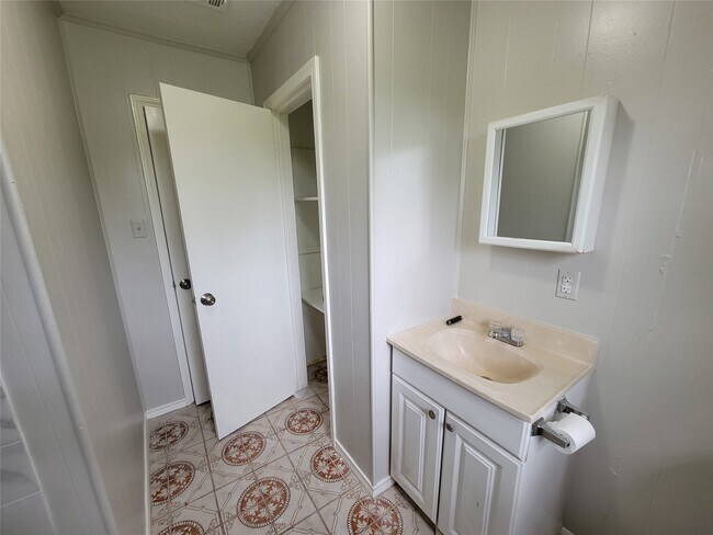 Building Photo - 2205 Velma St