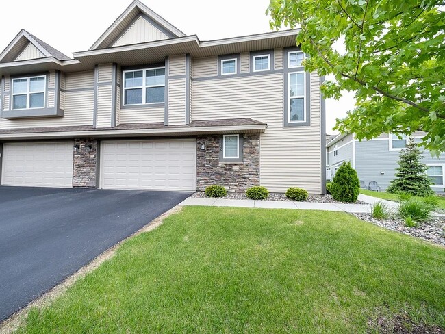 Building Photo - Rare super nice 3 bed end unit townhouse f...