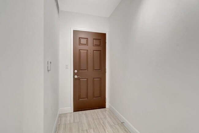 Building Photo - 610 Clematis St