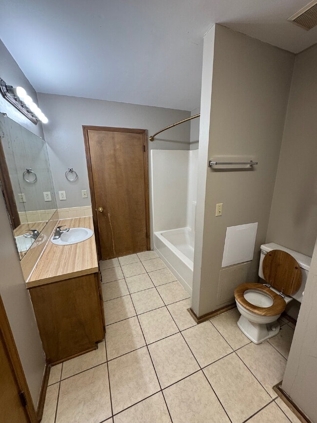 Building Photo - "Charming 2-Bed Duplex in Derby, KS – Your Cozy Retreat Awaits at 206 Osage!"