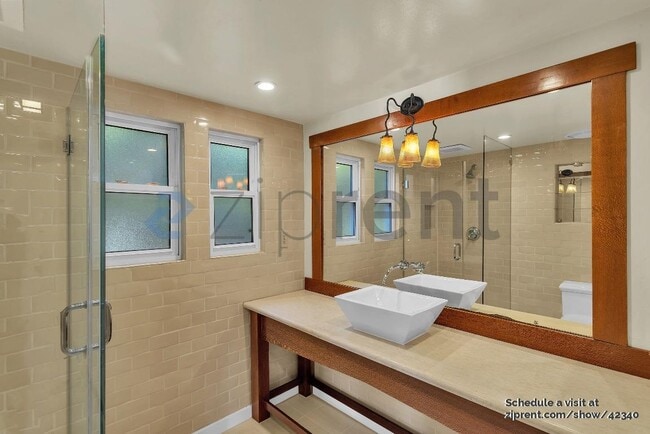 Building Photo - 654 Chetwood St