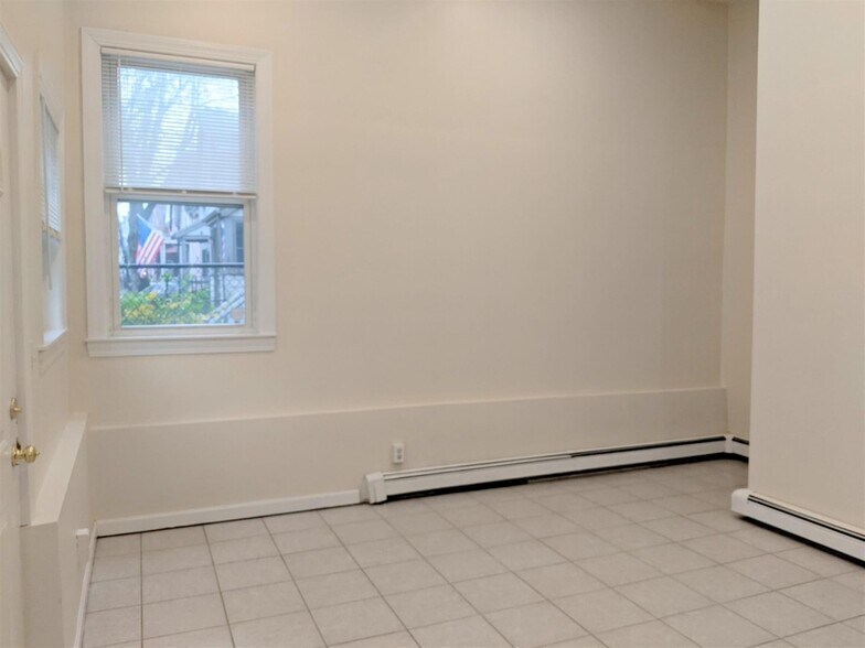 Building Photo - 83 Yorktown St