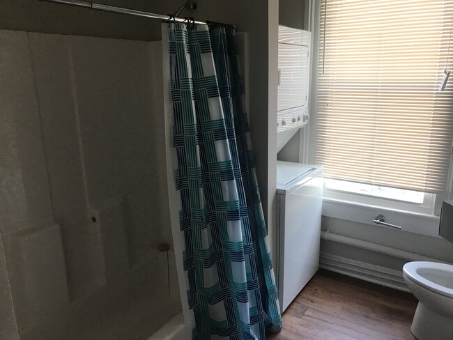 Building Photo - 327 S Laurel St