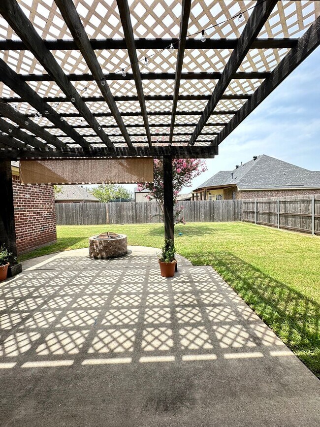 Building Photo - Cypress Bend Beauty... Benton School District...