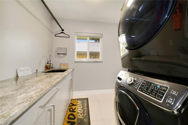 Building Photo - 11839 Highland Pl