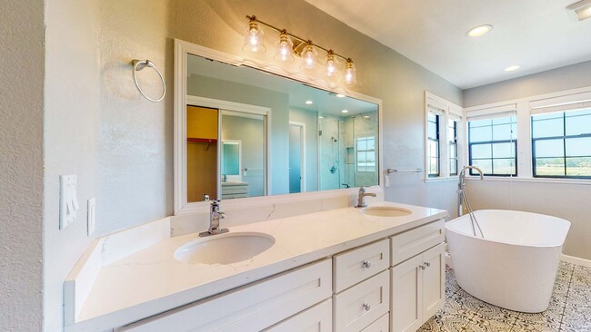 Building Photo - Beautiful 4 bedroom 3.5 bath Home with 2 c...