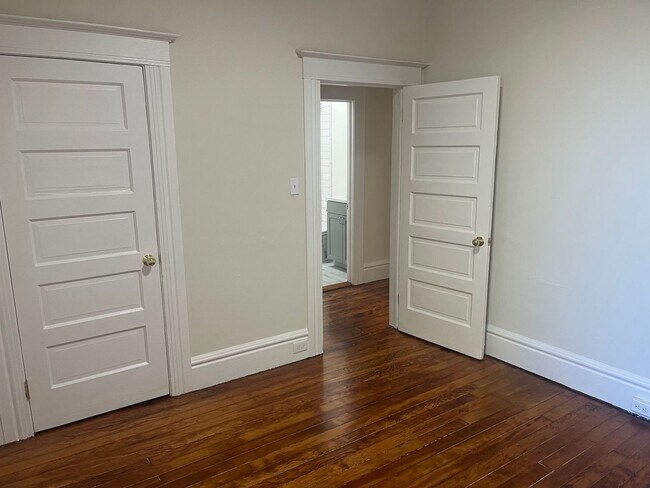 Building Photo - Newly Remodeled 2 Bedroom in Lower Pacific Heights. Washer/Dryer. Open House Sat/Sun 12-1 PM*