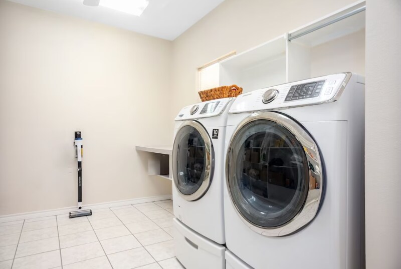 Building Photo - 1531 E Austin St