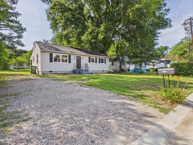 Building Photo - 1124 Hollister Ave