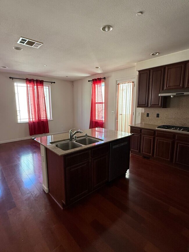 Building Photo - $4,600 / Beautiful 3BR + Bonus Room / 2.5BA Single-Family Home in Warm Springs, Fremont