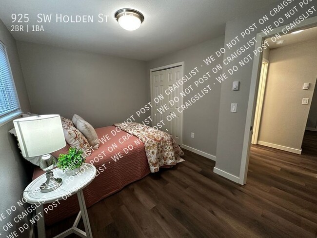 Building Photo - West Seattle - Renovated 2 Bedroom / 1 Bat...