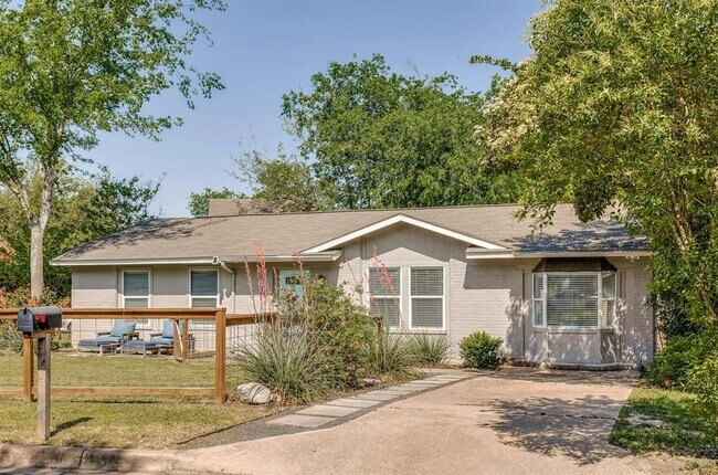 Building Photo - 748 Wales Way