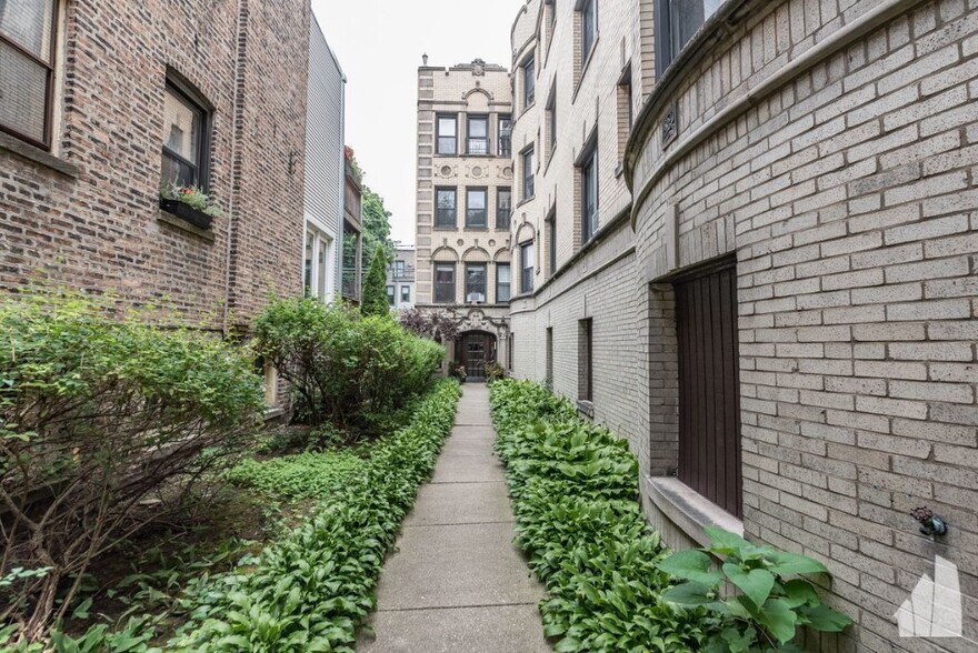 Building Photo - 1436 W Farragut Ave