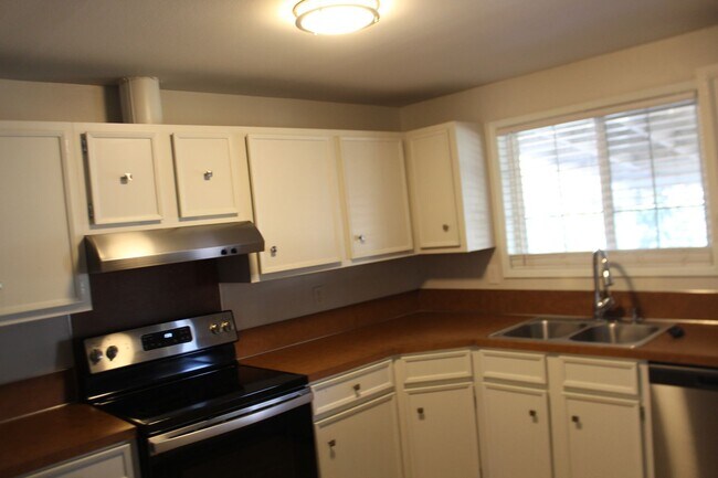 Building Photo - 5265 Golden Ct