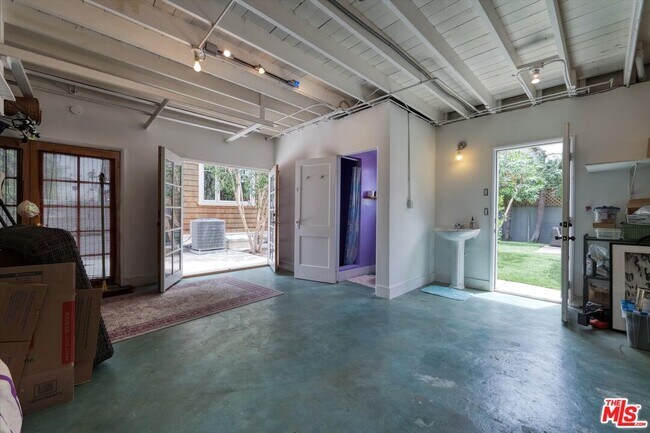 Building Photo - 933 Venezia Ave