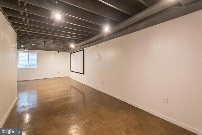 Building Photo - 2027 E Huntingdon St