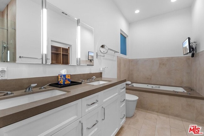 Building Photo - 4136 Greenbush Ave