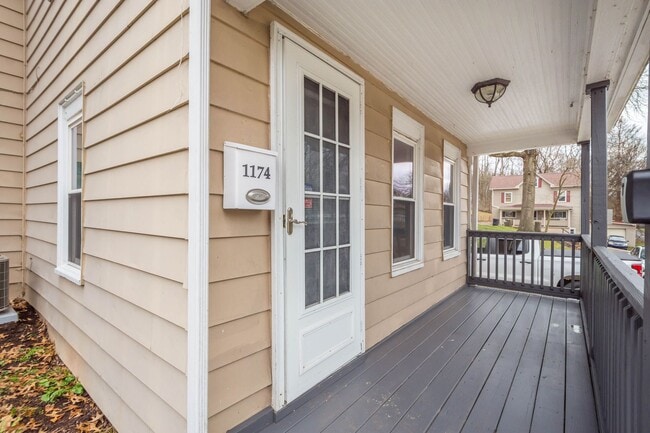 Building Photo - Stunning 3 bedroom home in South Park avai...