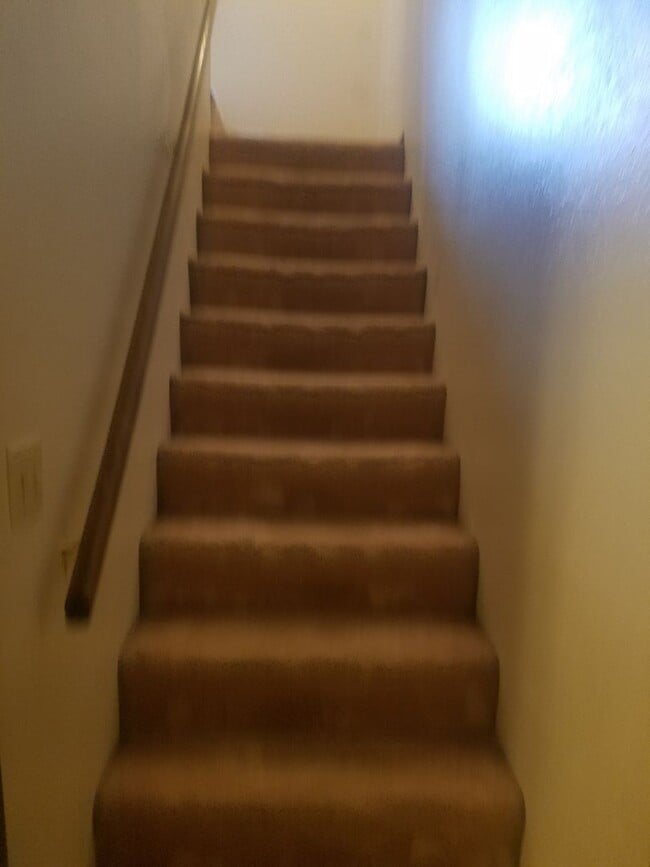 Building Photo - SPACIOUS, THREE LEVEL, 3 Bed 2.5 bath Town...