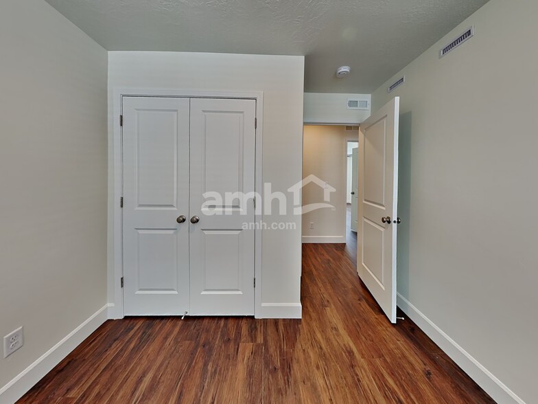 Building Photo - 11033 S Blue Bayou Dr