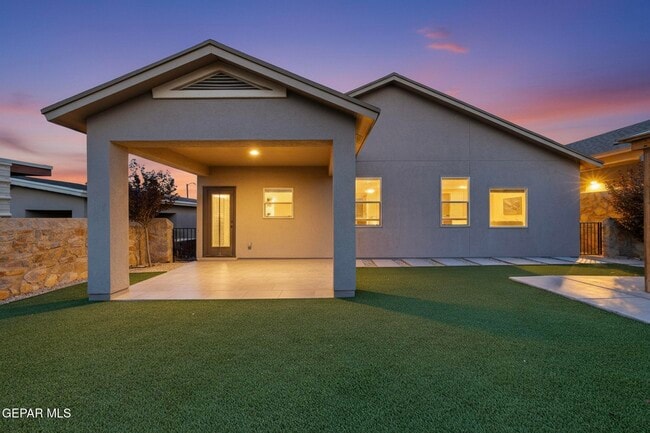 Building Photo - 220 S Manzanita Dr