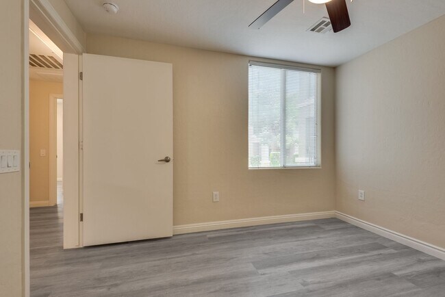Building Photo - 6868 Sky Pointe Dr