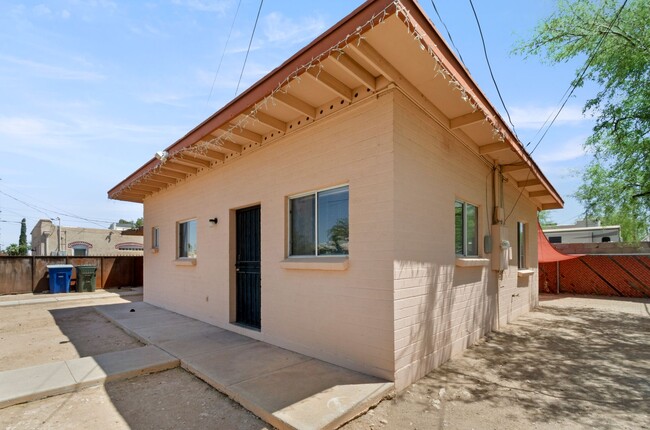 Building Photo - Remodeled duplex