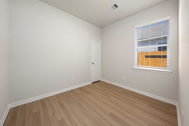 Building Photo - 15454 Maple Ter Dr