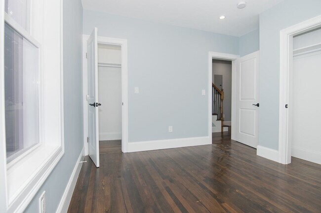 Building Photo - No Brokers Fee. InUnit Washer/Dryer, centr...