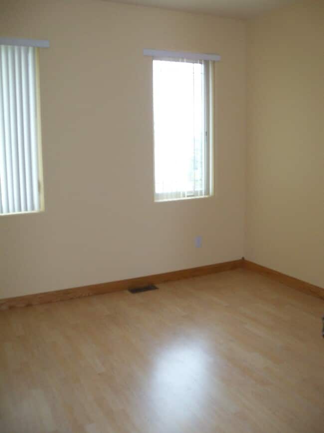 Building Photo - * PENDING APPLICATION * 6 BEDROOMS | 3 BAT...