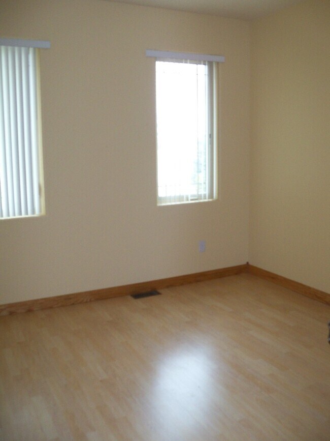 Building Photo - 6 BED | 3 BATH | TRIPLE GARAGE | RED ROCK ESTATES