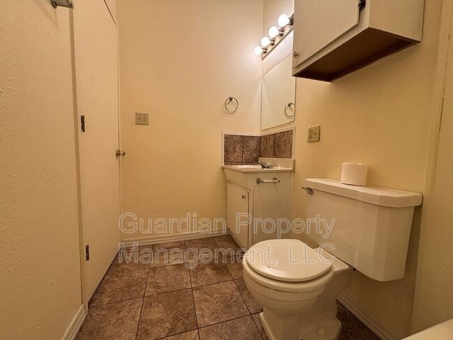 Building Photo - 116 E 3rd St