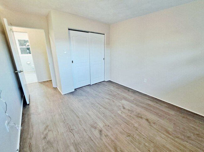 Building Photo - 3 Bed / 1-1/2 Bath Single Family Home w/ 2-Car Garage