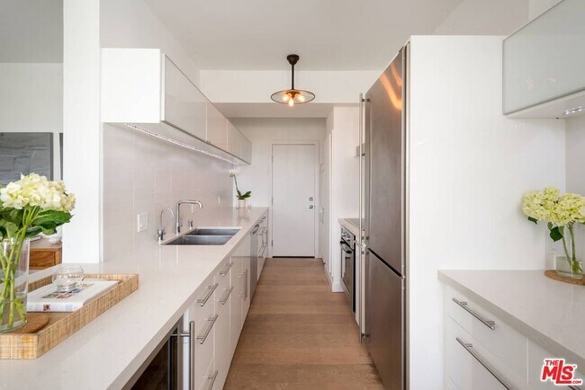 Building Photo - 838 N Doheny Dr