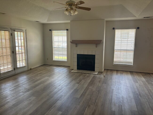 Building Photo - Two Bedroom 2 Full bath 11sqft Duplex for ...