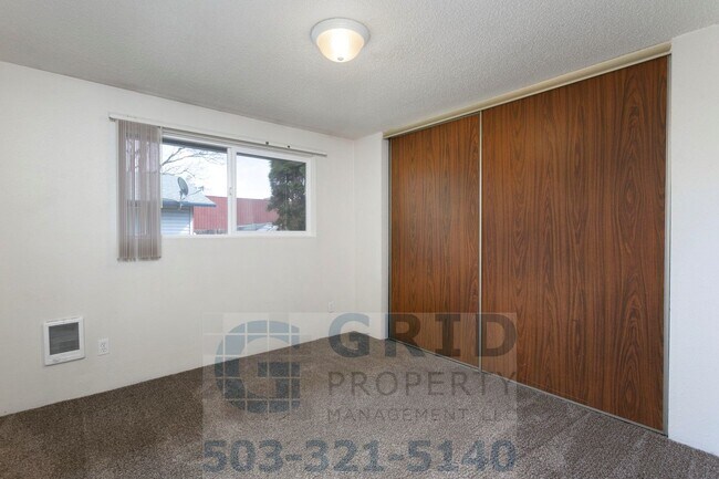 Building Photo - 2 Bedroom Apartment Available w/ Private Yard Space!