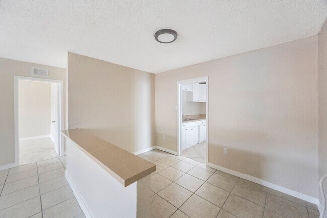Building Photo - 1116 Upton Ct S