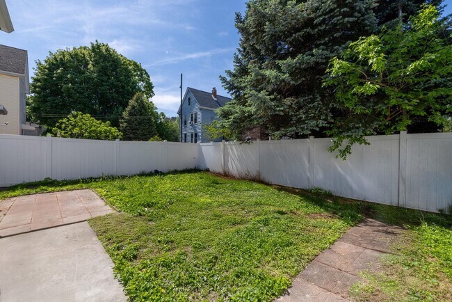 Building Photo - 100 W 46th St