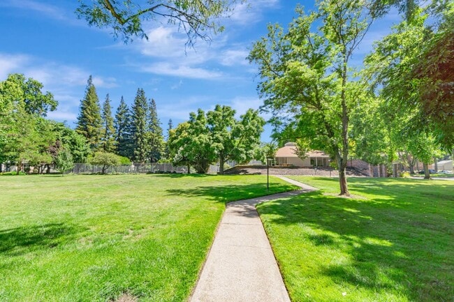 Building Photo - Cute 3BD/1.5BA Townhome with Great Commute location in Danville