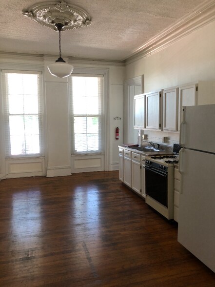 Building Photo - 346 S Rose St