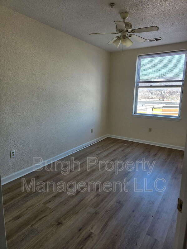 Building Photo - 116 W 8th Ave