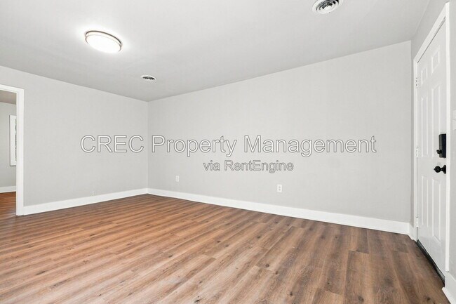 Building Photo - 1605 Pineview Rd
