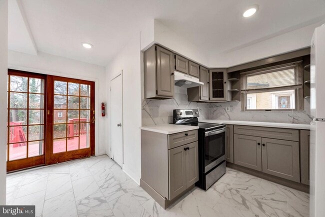 Building Photo - 12 Montrose Ave