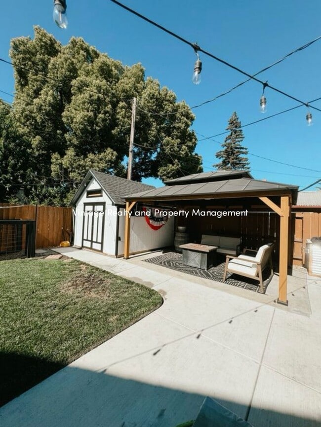 Building Photo - Available Soon! Charming Updated 2 Bed / 2...