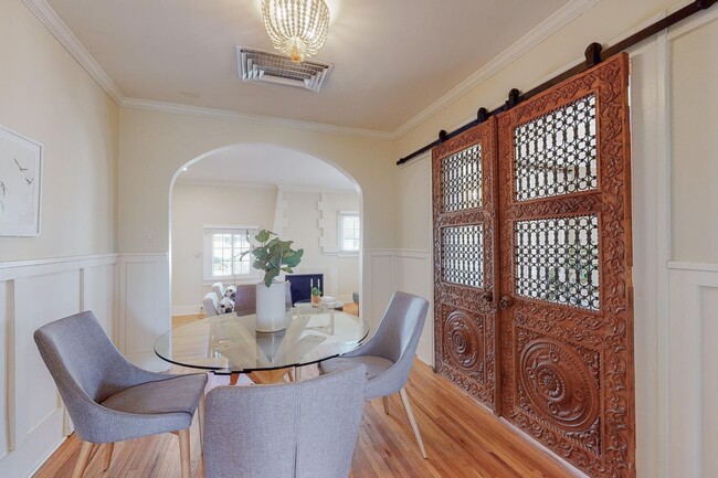 Building Photo - 1610 Las Lomas Rd NE